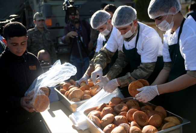 Mehmetçik ekmeğini Afrinlilerle paylaşıyor